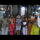 Für uns zelebrierte ein Mönch im Allerheiligsten ein Ritual, anschließend bekamen wir von ihm das Segenszeichen, Tilaka, auf die Stirn